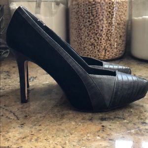 White House black market pumps